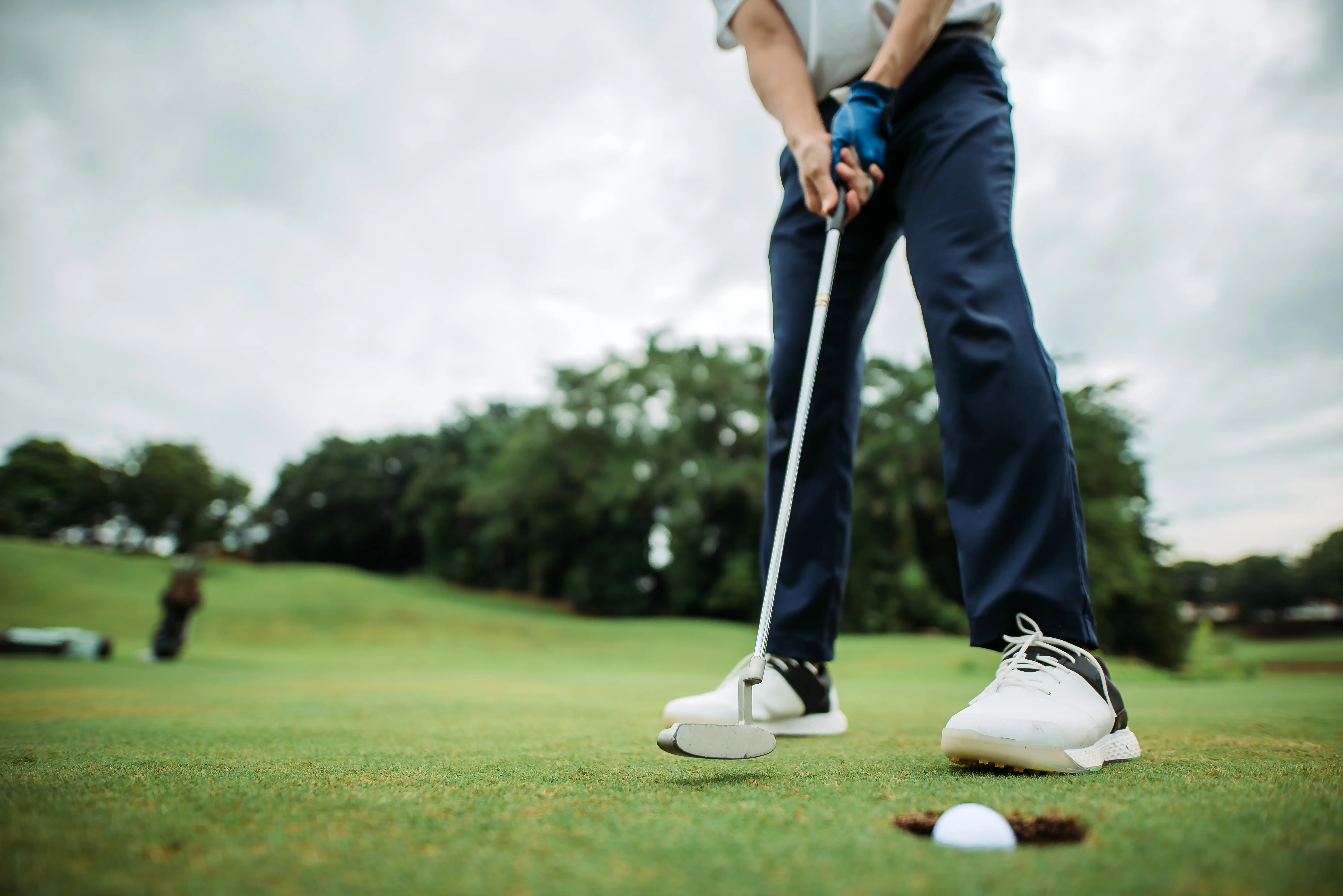 Arc vs straight through putting strokes: Your complete guide