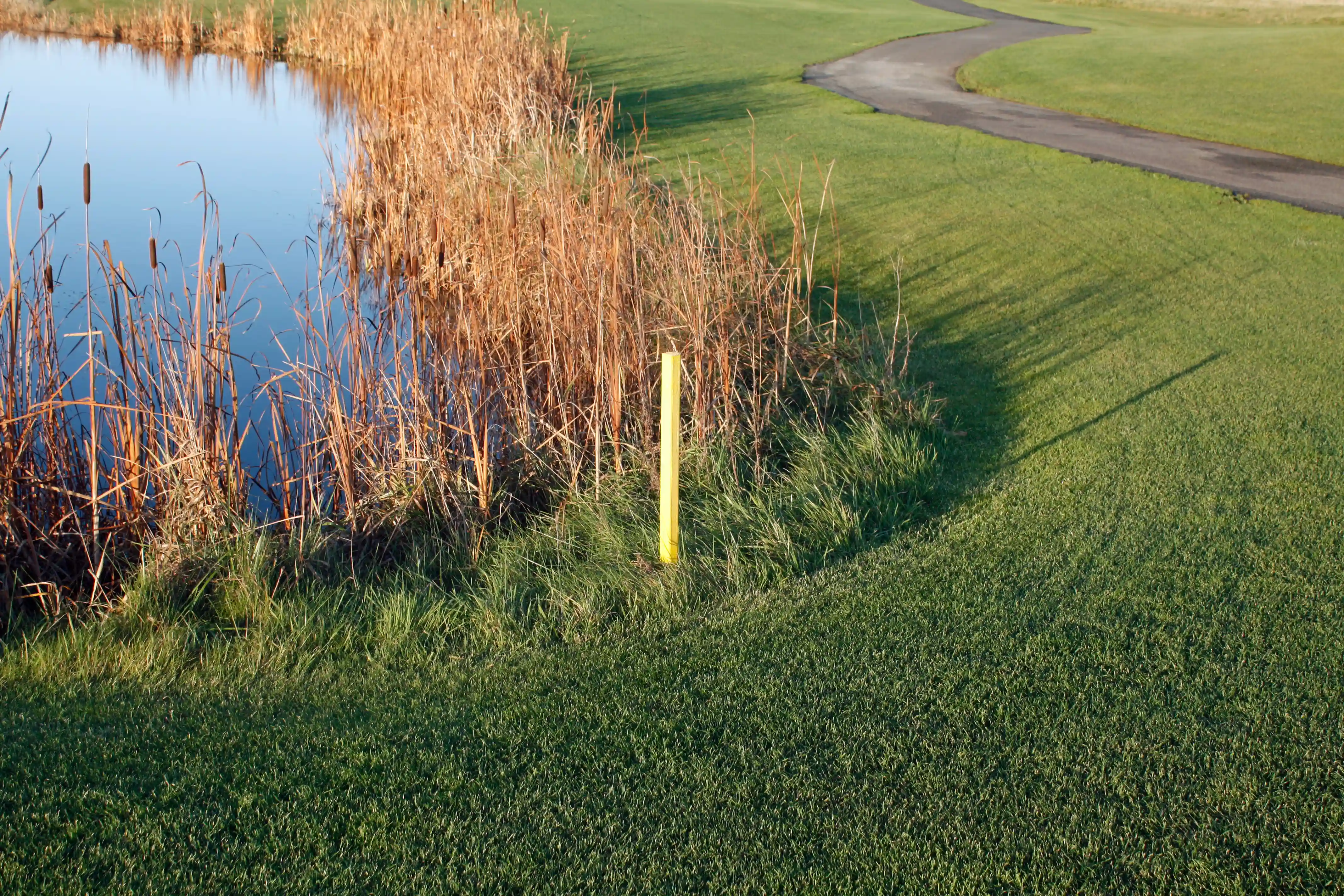 What are yellow stakes in golf? 